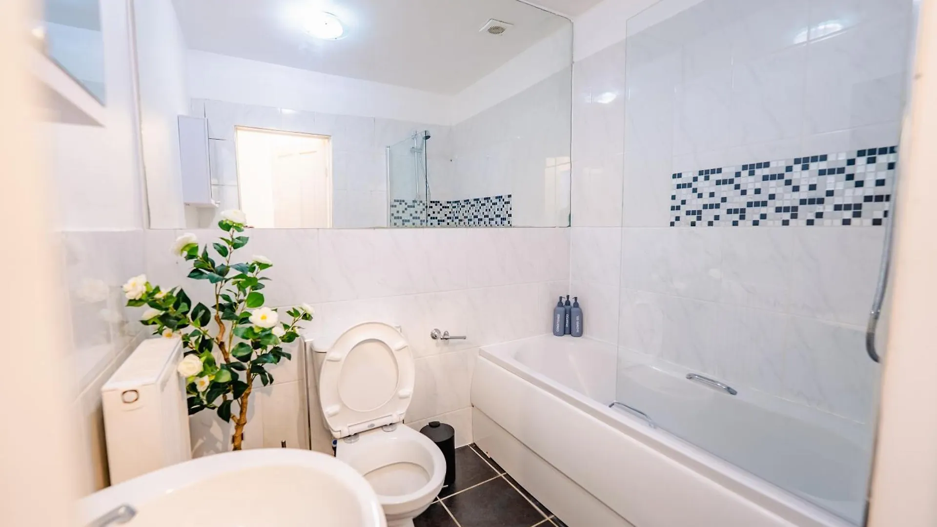 New 2Br Home Comfy And Spacious Cardiff Holiday home