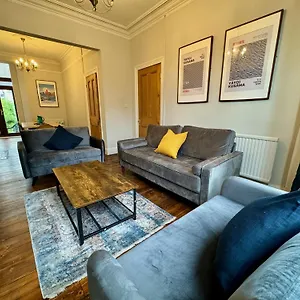 Large Citycentre Townhouse & Hot Tub, Pool Table And Offroad Parking Cardiff