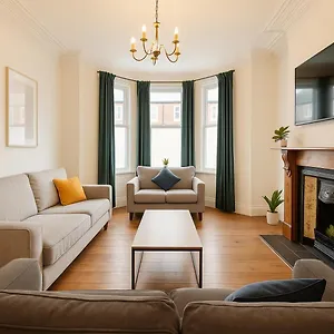 Large Citycentre Townhouse & Hot Tub, Pool Table And Offroad Parking Cardiff